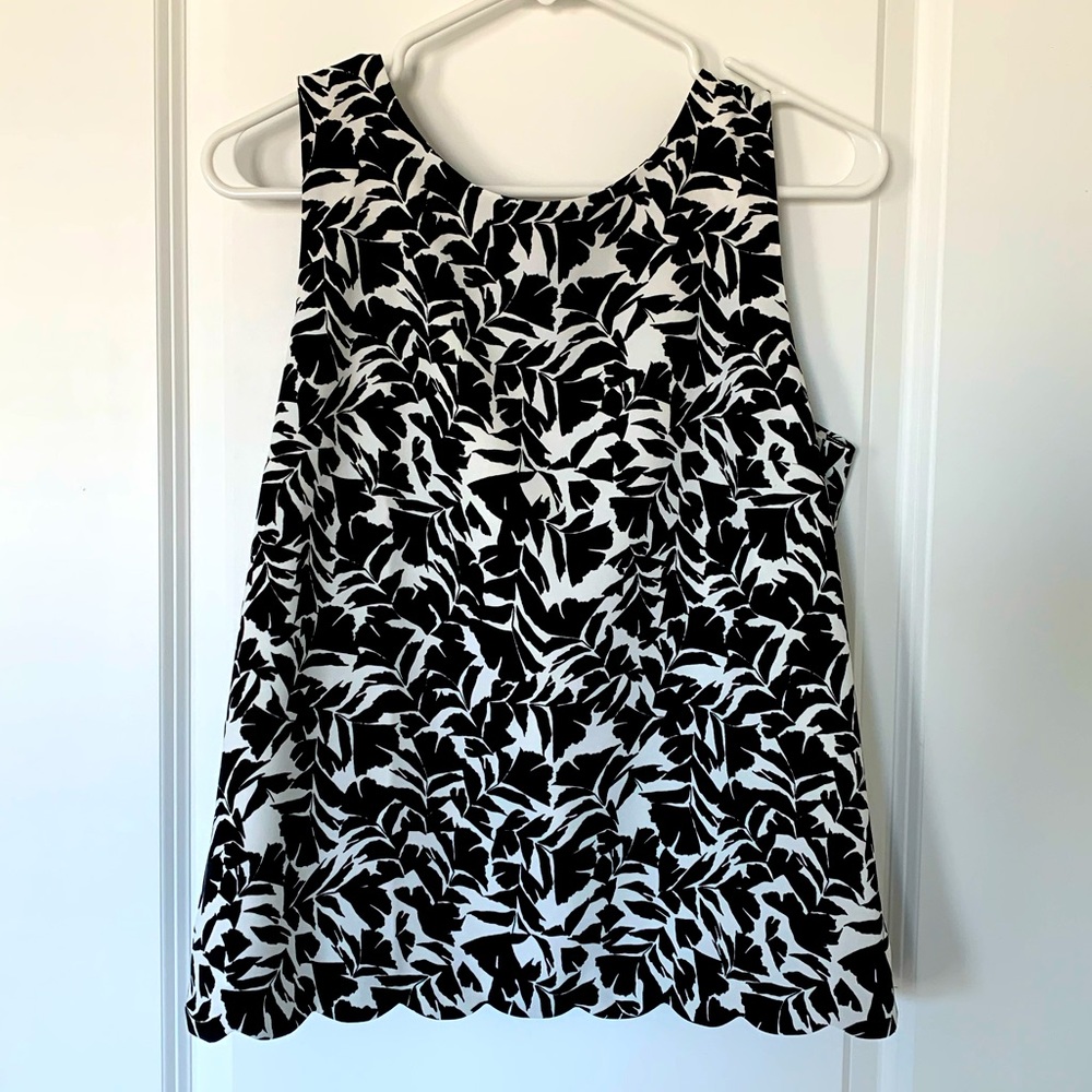 NWT! Scalloped Hem Tank Size Small